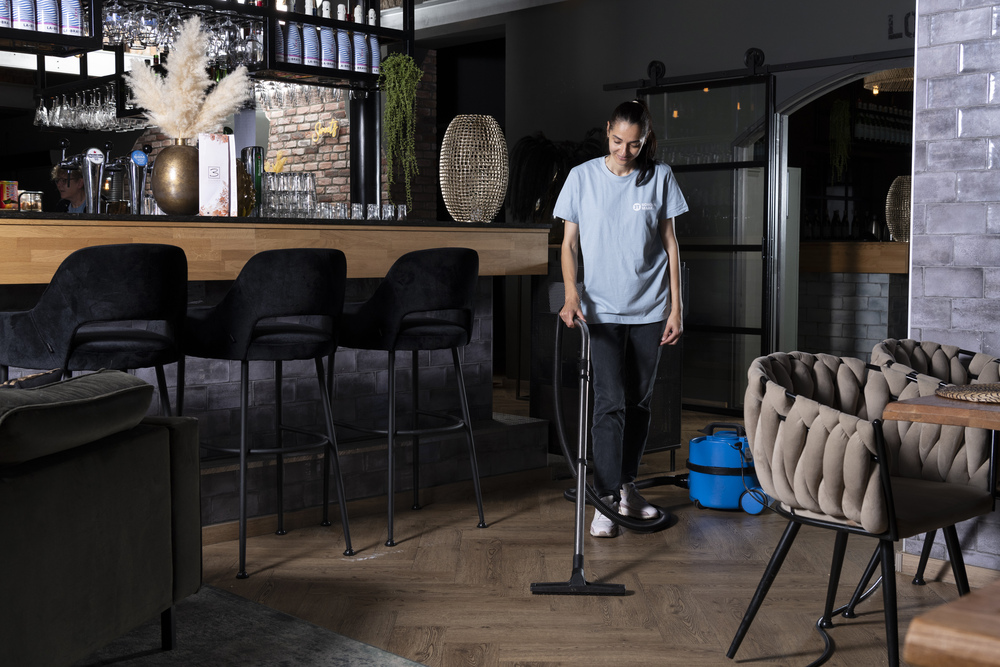 Stofzuigen in een restaurant